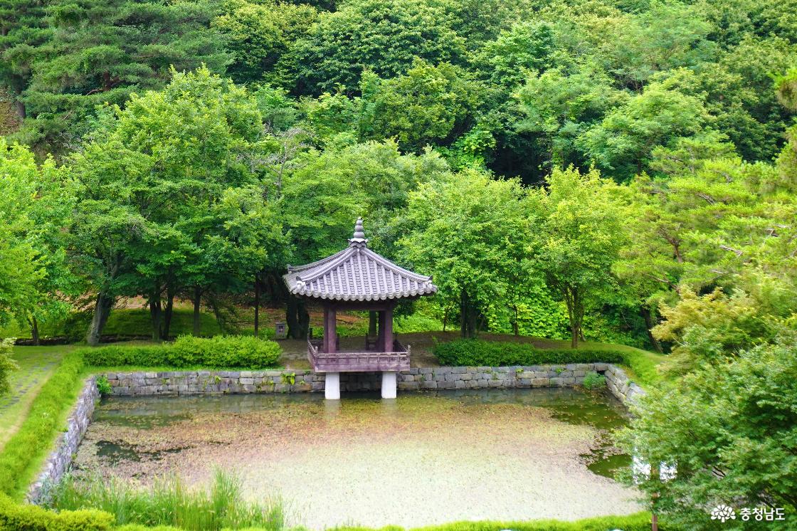 연못과 경현루
