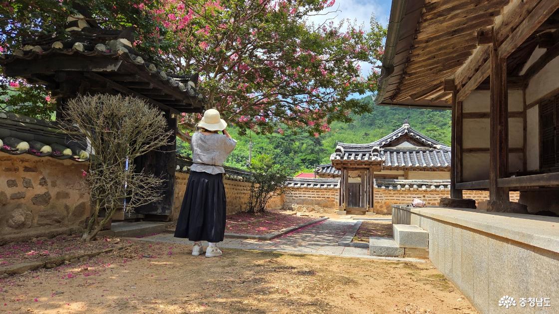 영당을 찾아 온 방문객들