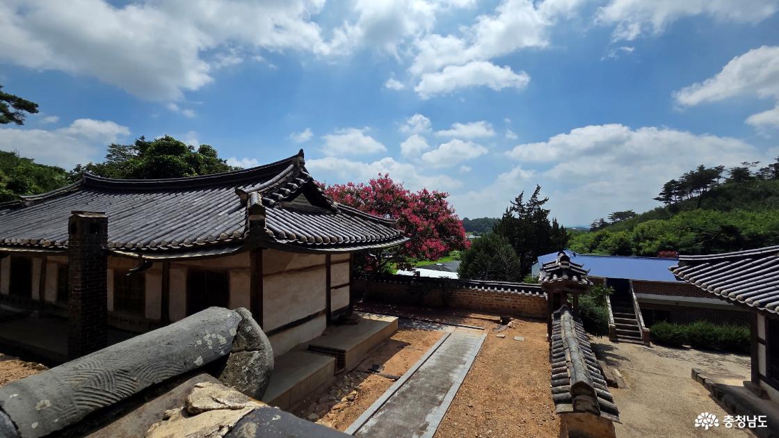 명재 윤증선생의 제를 모시는 유봉영당