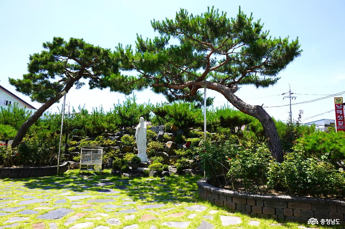 성모마리아상과 정원