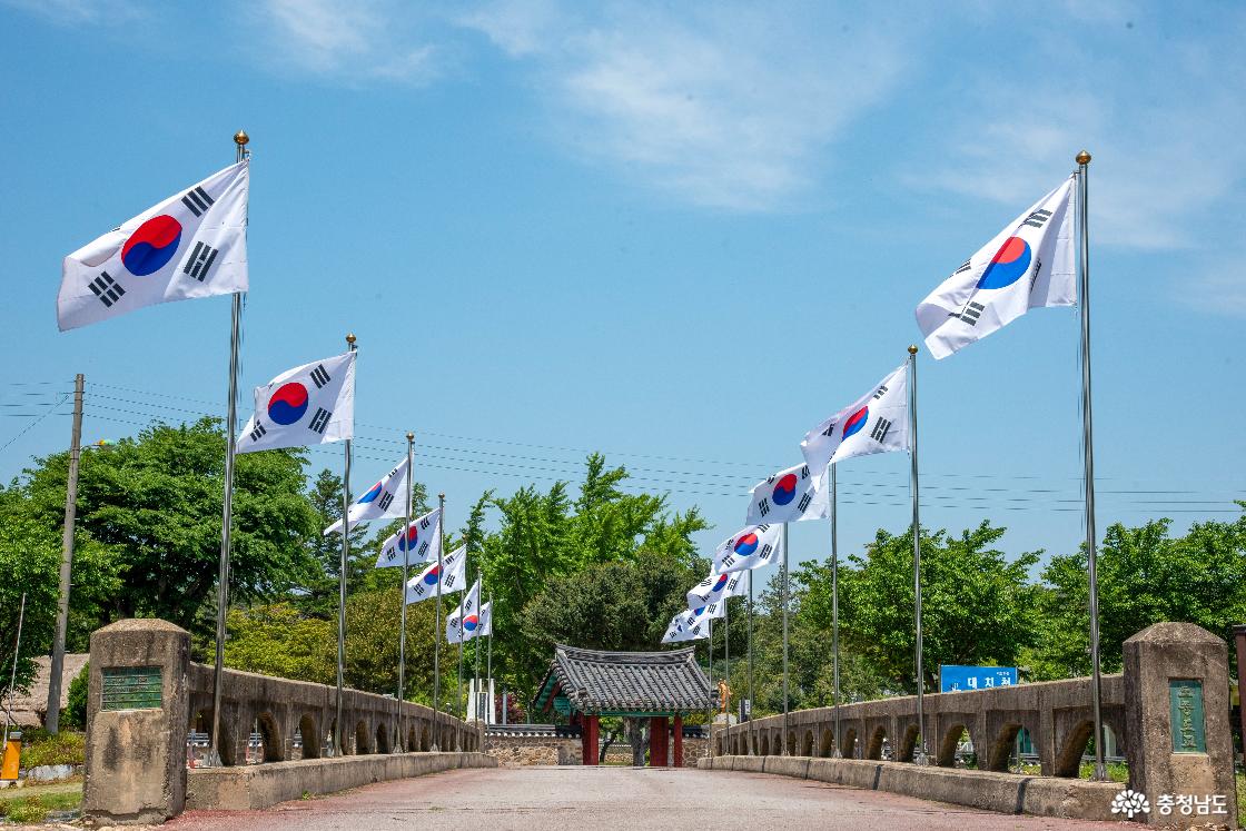 예산 매헌당 앞 태극기 거리