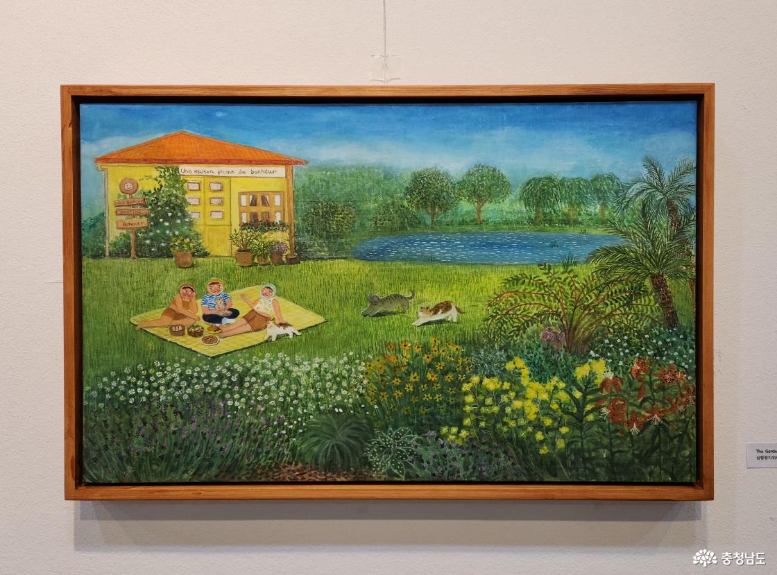 안향선 작가의 &lsquo;사이의 정원&rsquo;(33.5&times;53.2cm, 삼합장지 위에 채색). 푸른 정원에서 사람과 고양이가 함께 머무는 평화로운 일상을 담았다.