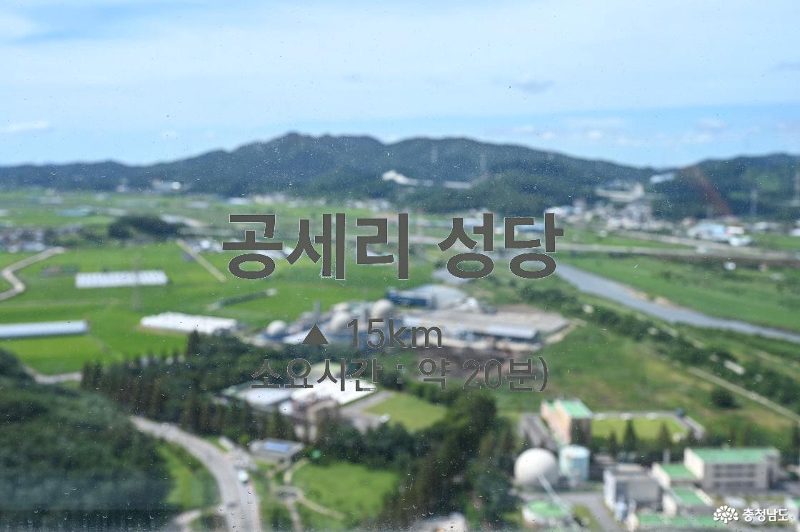 유리창에 적혀져 있는 명소 위치와 거리