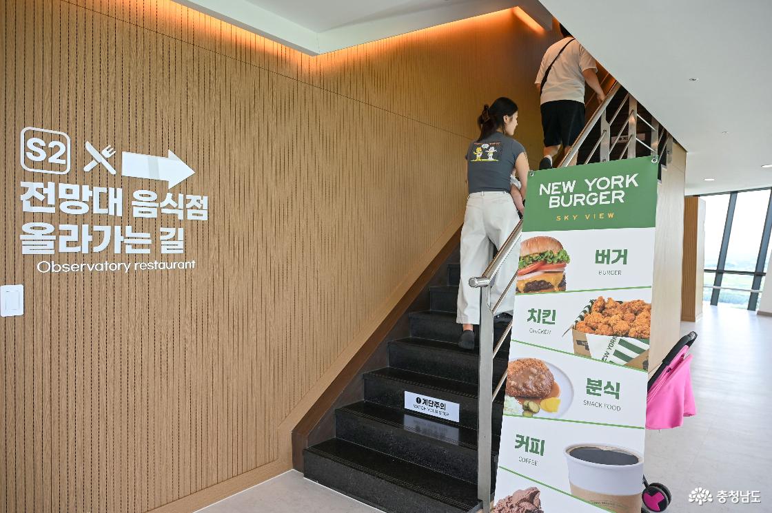 전망대 뉴욕버거 음식점으로 올라가는 계단