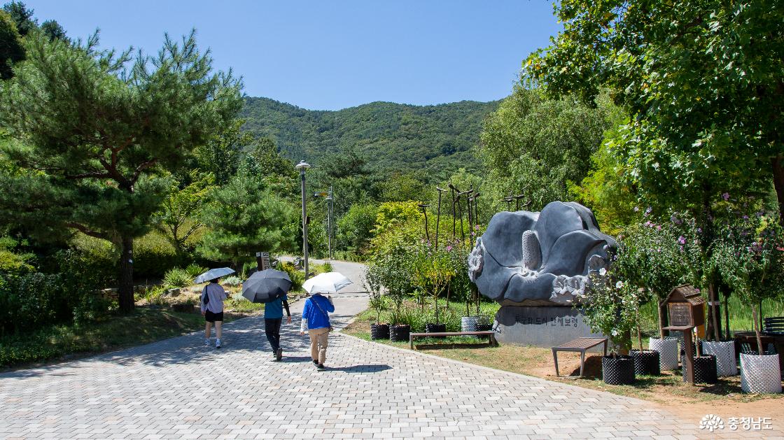 야외에서 산책하는 사람들의 모습