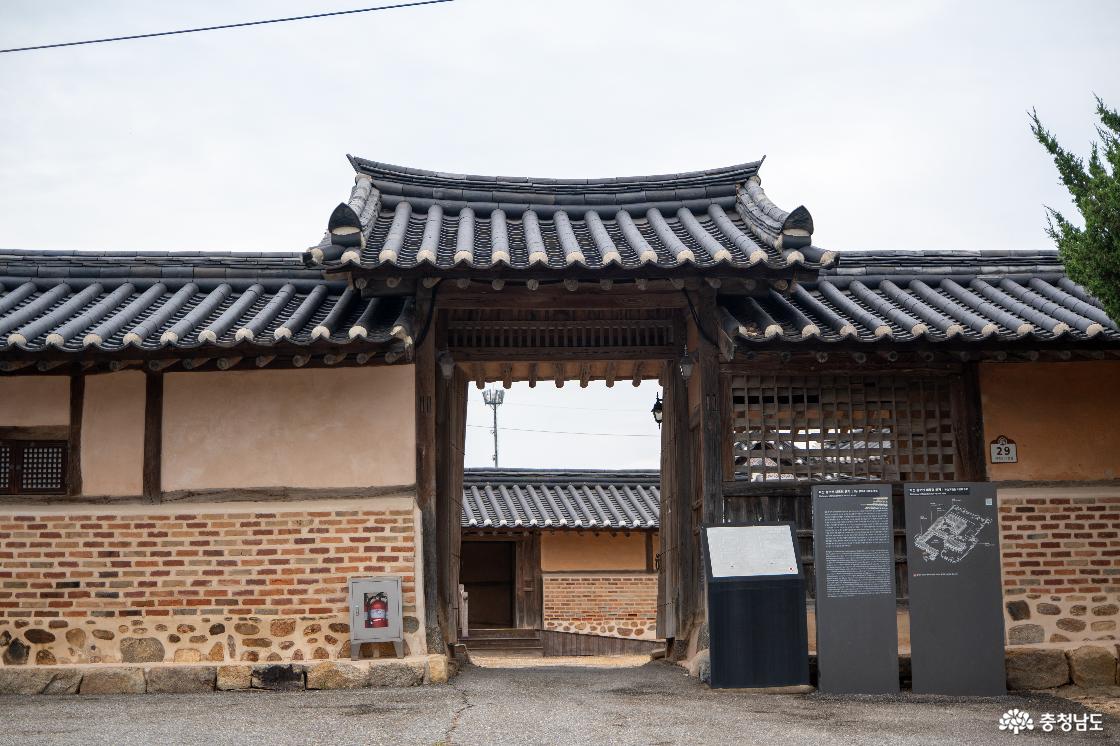 대통령 생가에서 근대 한옥마을까지, 아산 신항리 윤보선 대통령 생가마을