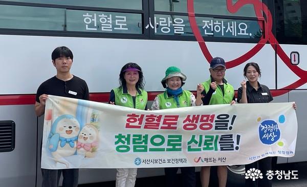 동문1동 행정복지센터 주차장에서 ‘서산시 헌혈 하는 날’을 맞아서 시민들의 헌혈을 도와 116명 참여, 102명 채혈에 성공하였다.