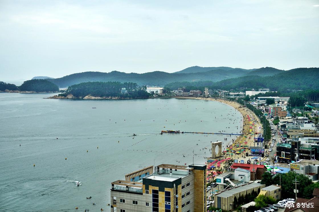 만리포 전망타워에서 내려다본 만리포해수욕장