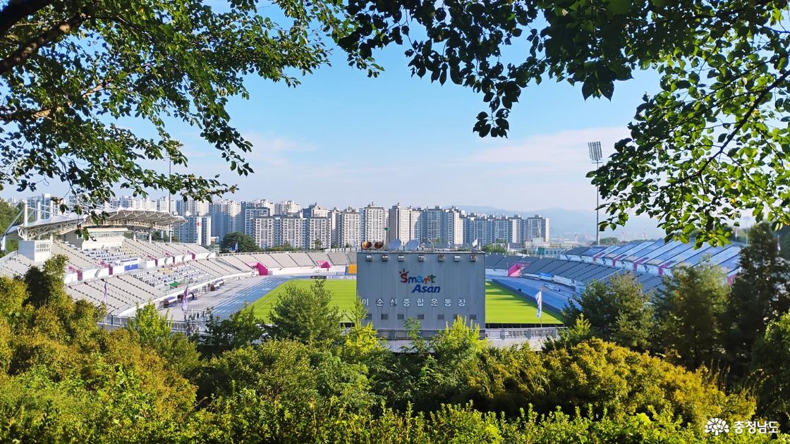 이순신종합운동장을 품은 산자락 숲길