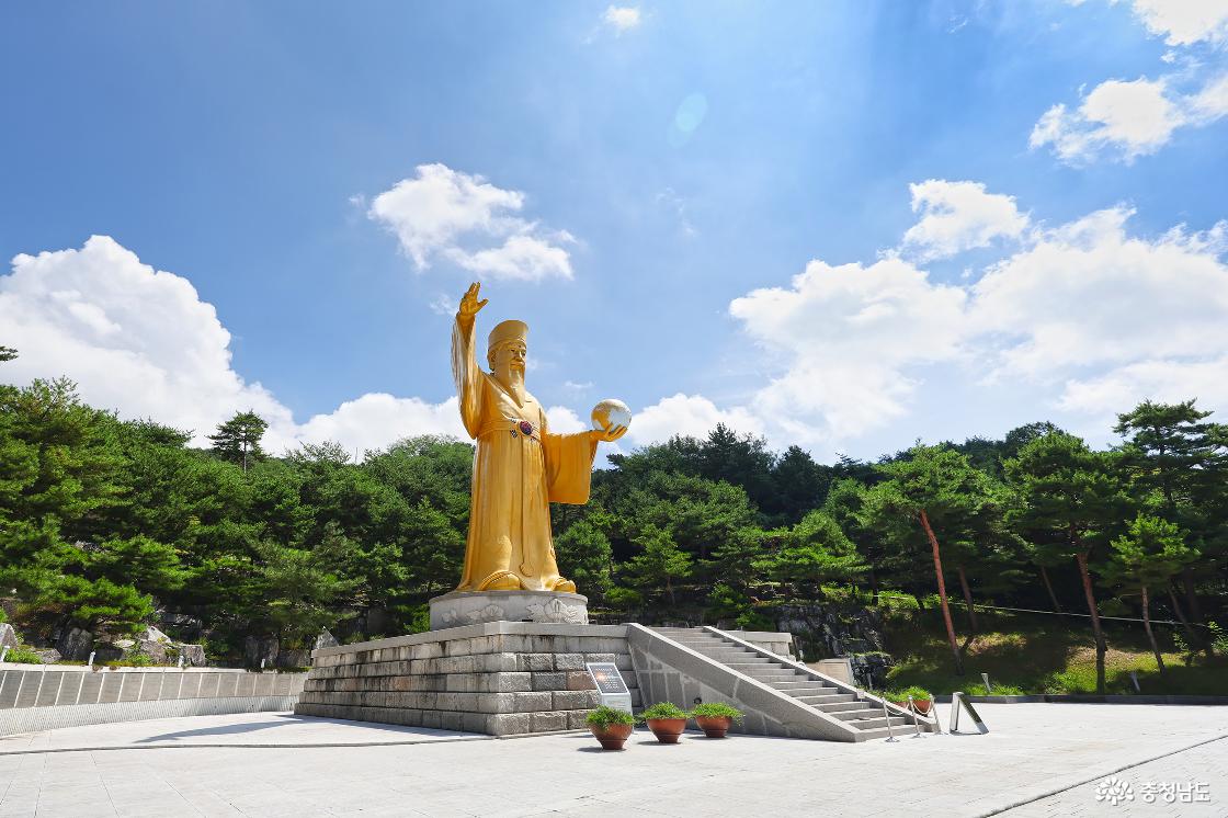 파란하늘 아래 대형 단군왕검상이 눈길을 사로잡는다.