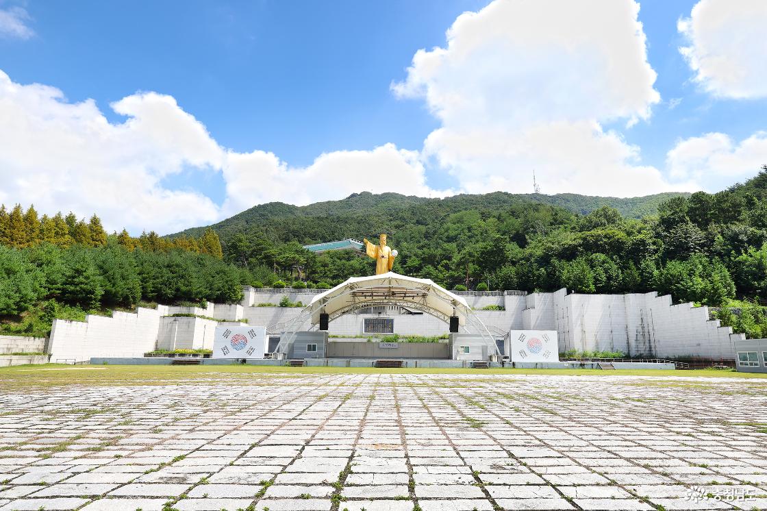 넓은 광장과 강단도 준비되어 있는 한민족역사문화공원 