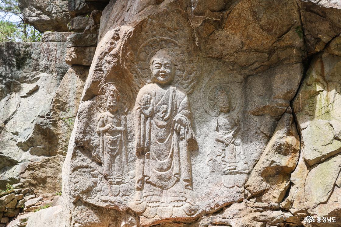 인자한 미소의 서산마애여래삼존상