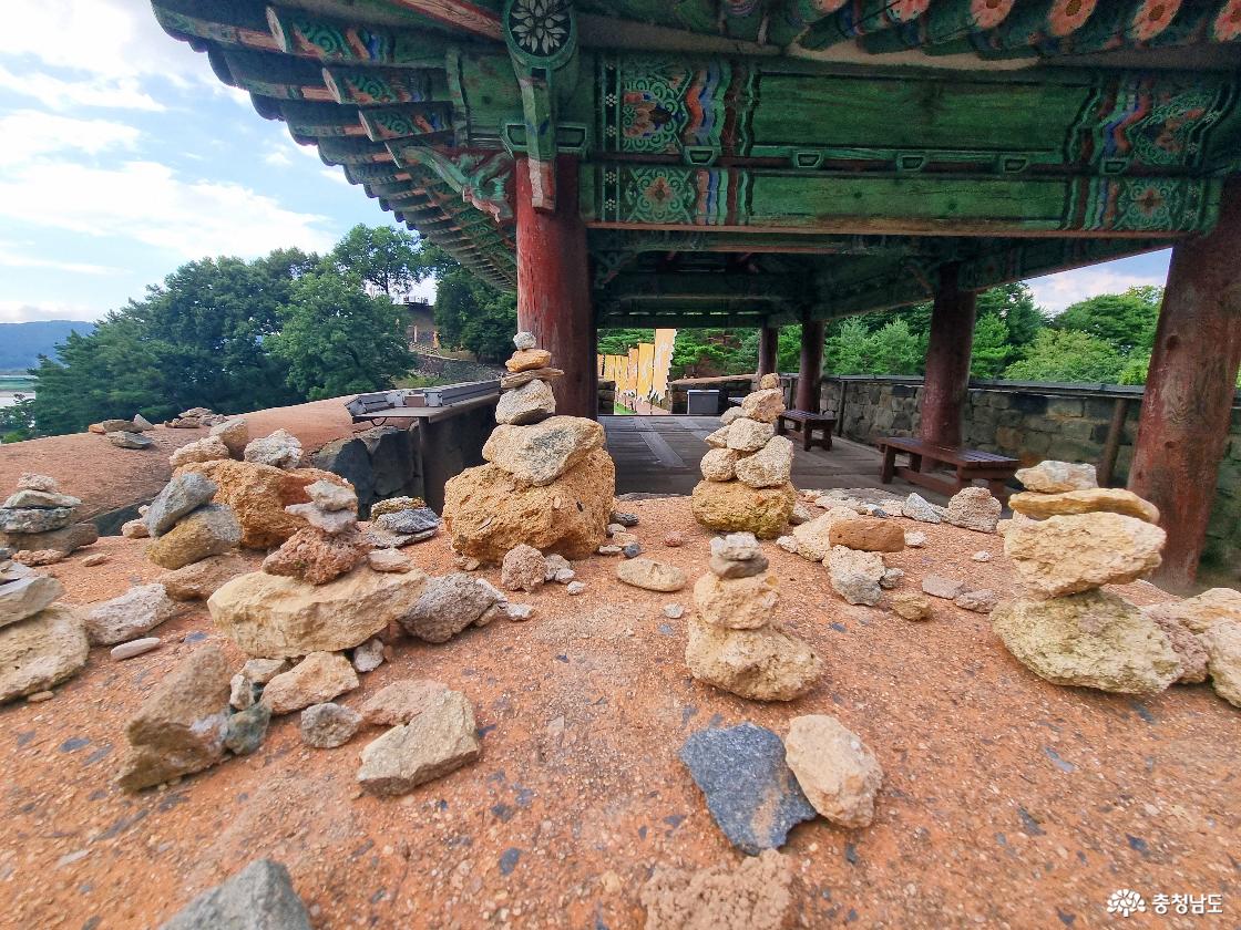 공산성 금서루, 작은 돌탑들
