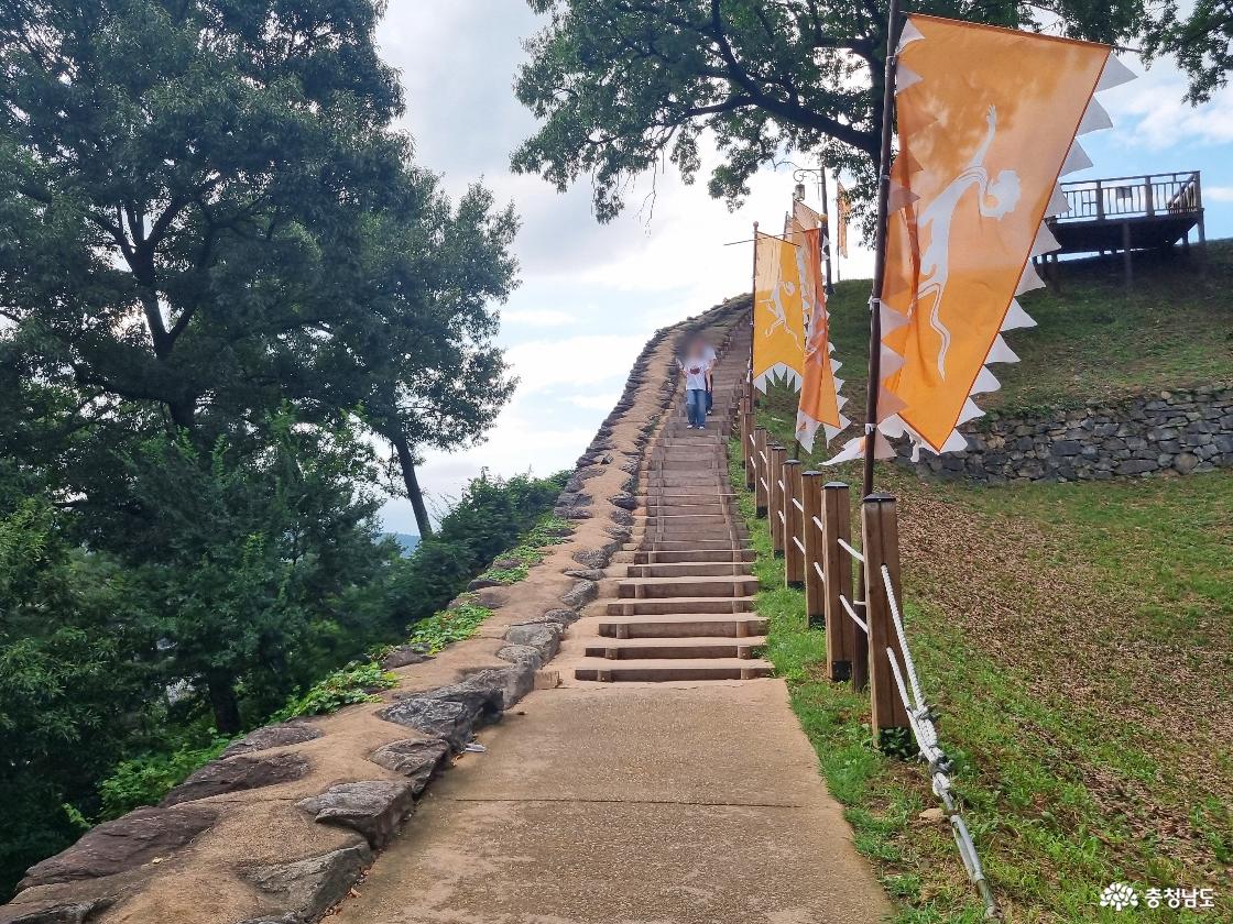 공산성 금서루에서 서쪽으로 향하는 길