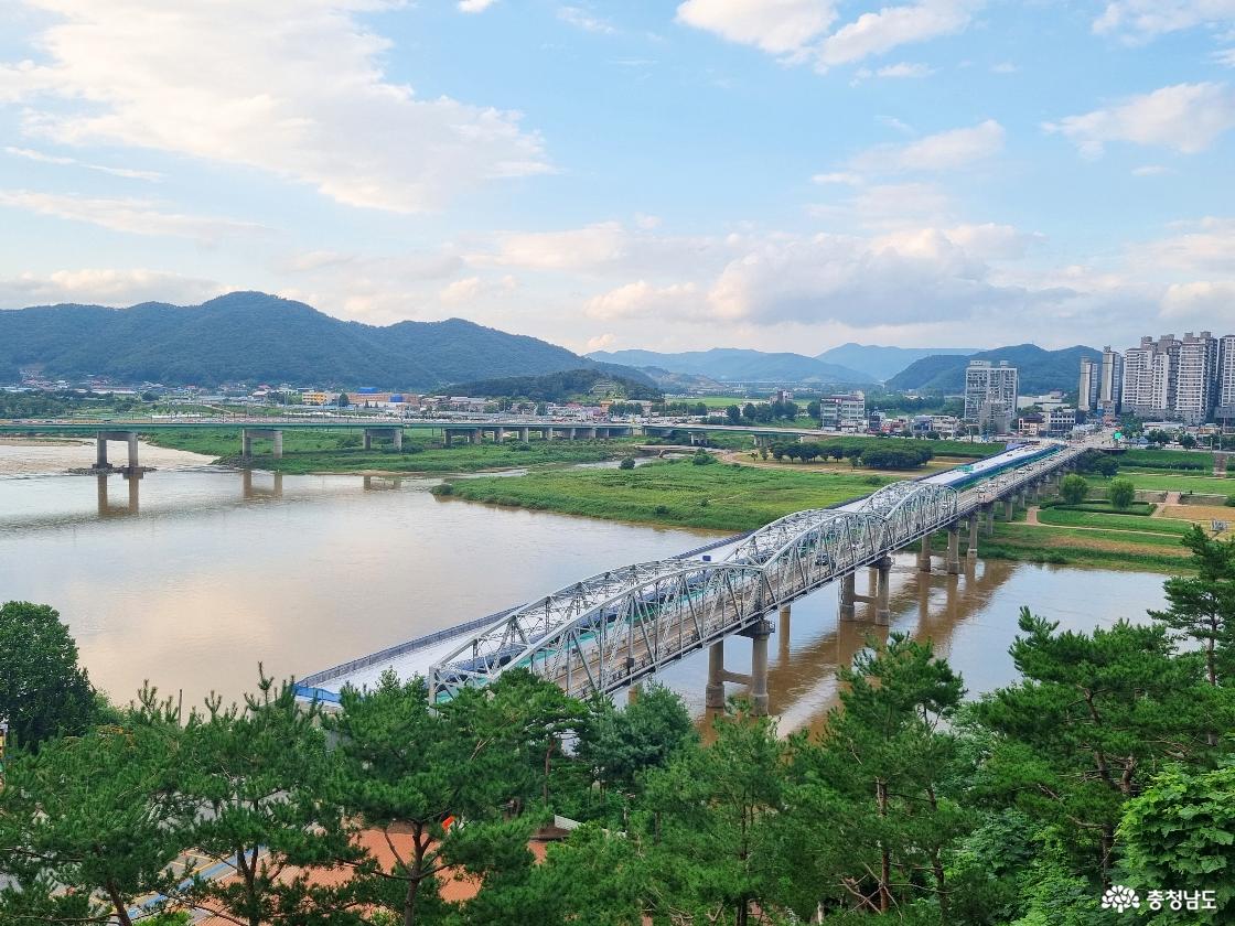 공산성 서쪽 성곽에서 내려다 보는 금강 전경