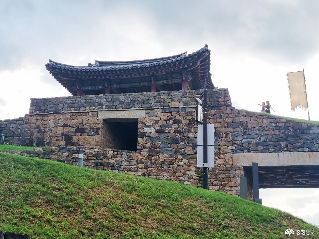 뒤에서 본 공산성 금서루