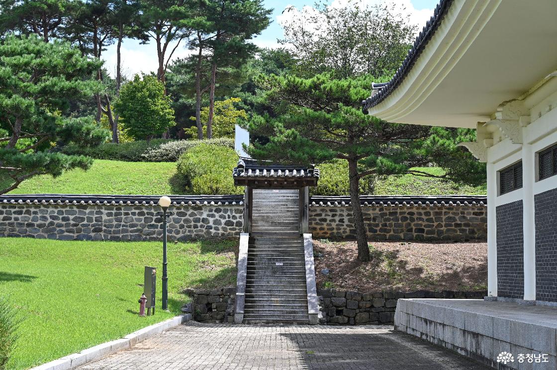 기념관 옆에 백야공원으로 올라가는 계단의 모습