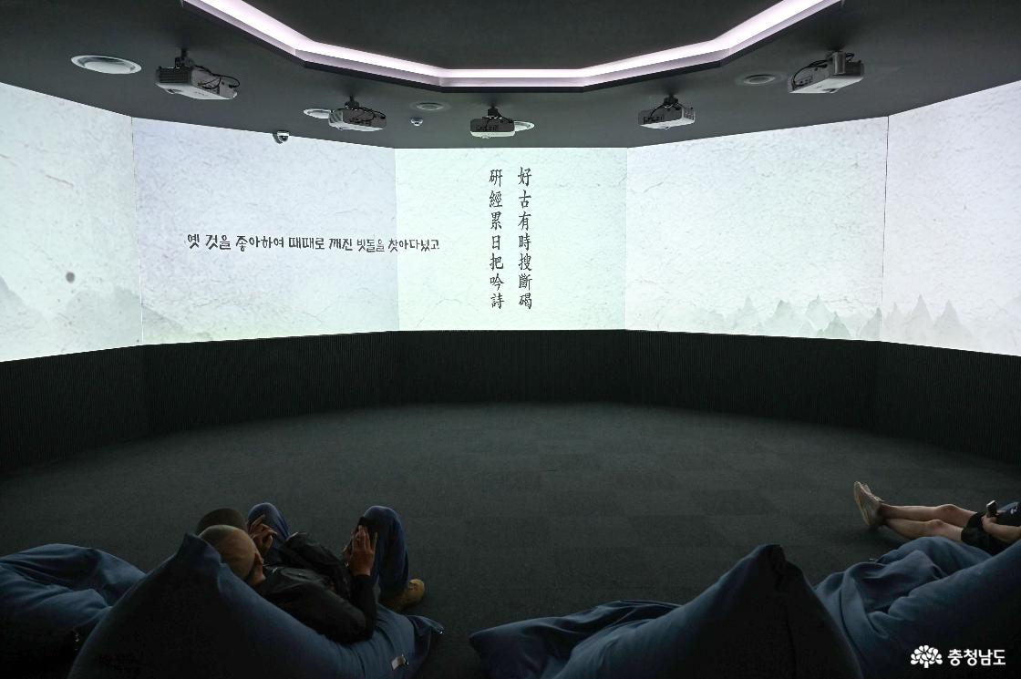 빈백에 누워 편하게 관람하는 미디어아트
