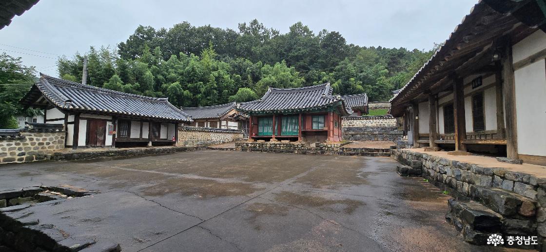  담장에서 바라본 정산 향교 모습