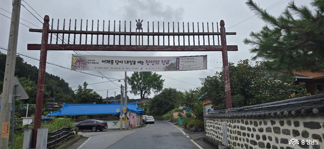 정산향교 골목 입구에 선 홍살문