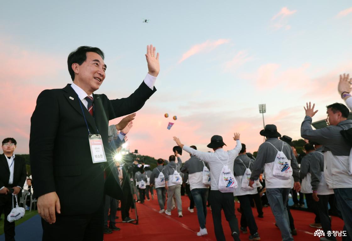 220만 화합&middot;우정의 대축제 &lsquo;활짝&rsquo;
