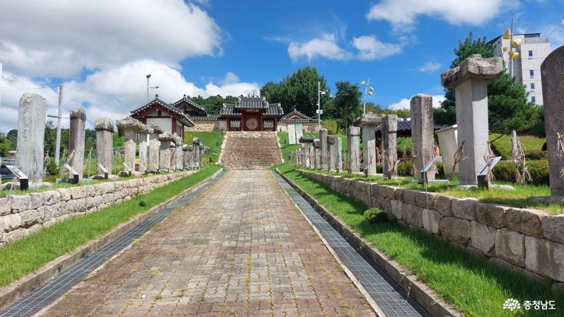 금산향교 앞 비석