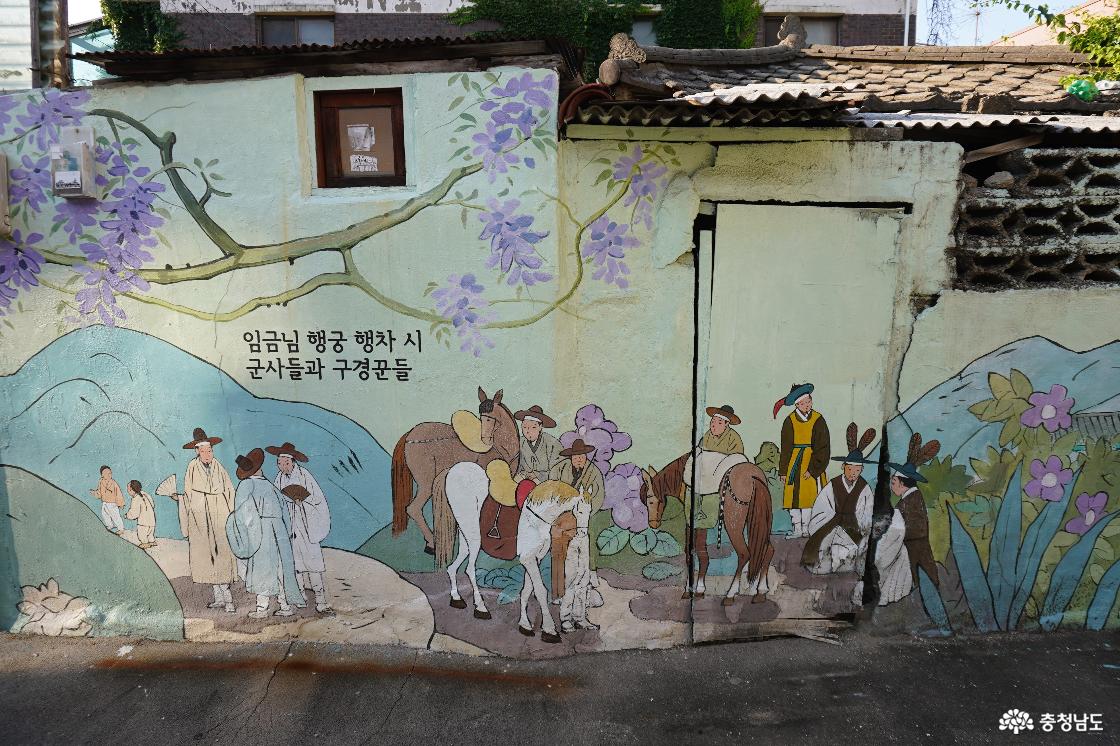 행차를 구경하는 군사와 백성들의 정겨운 풍경