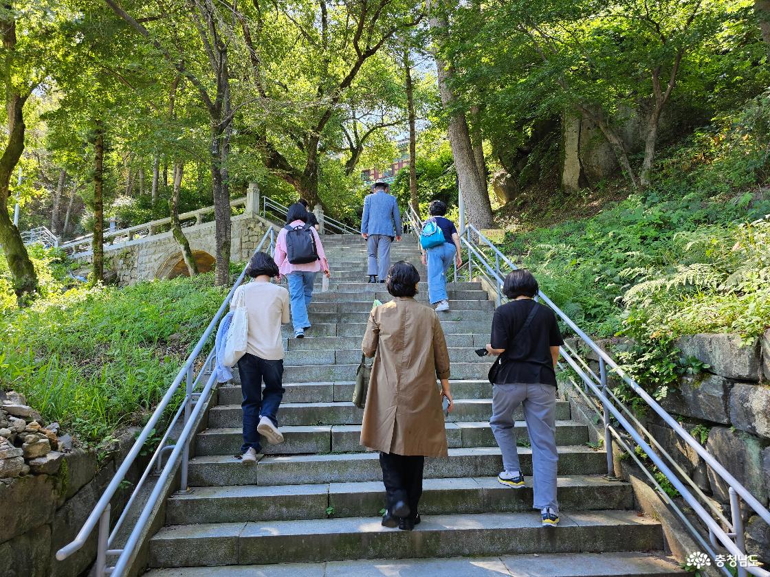 관촉사 계단 오르는 모습