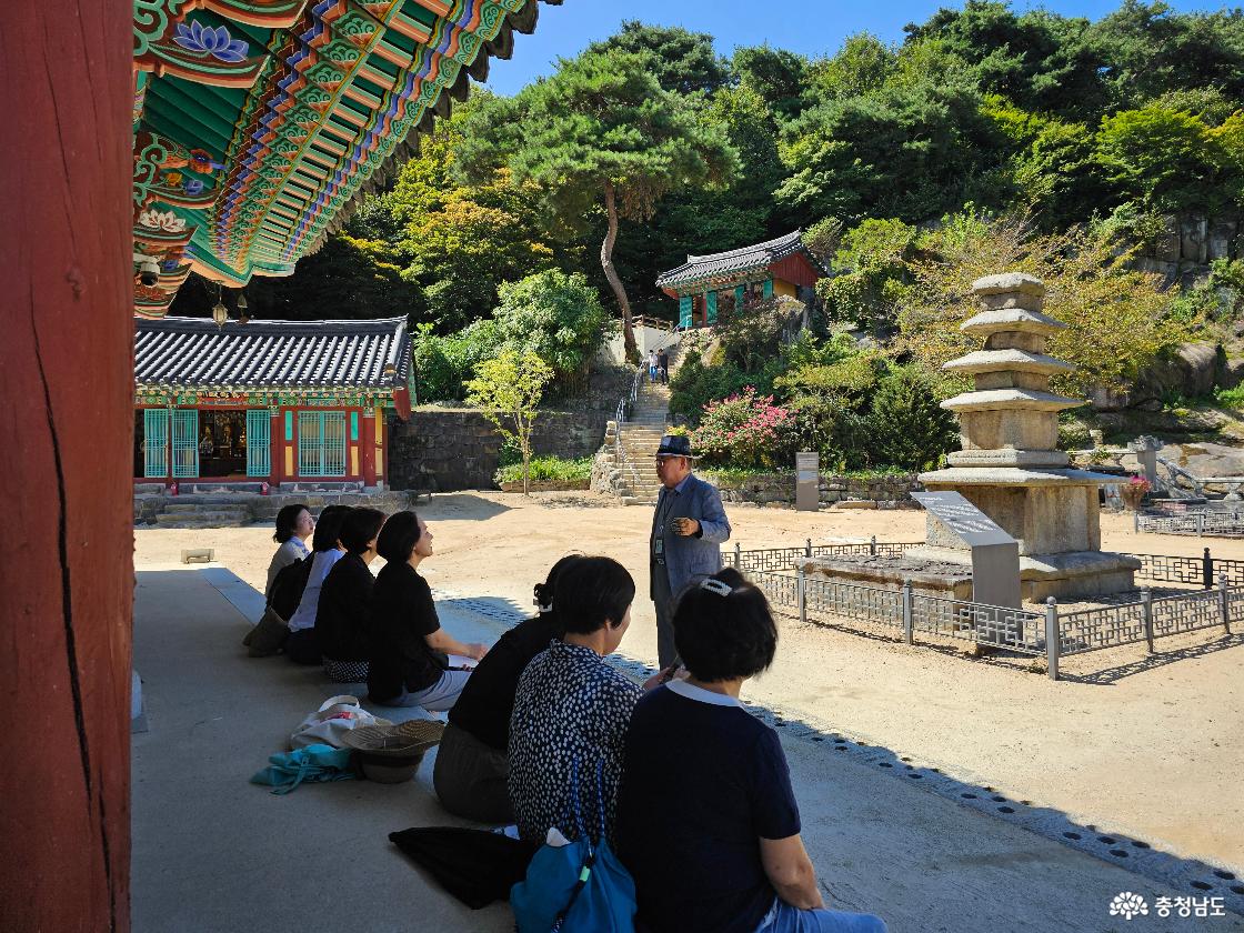 문화관관해설사님 설명 듣는 모습