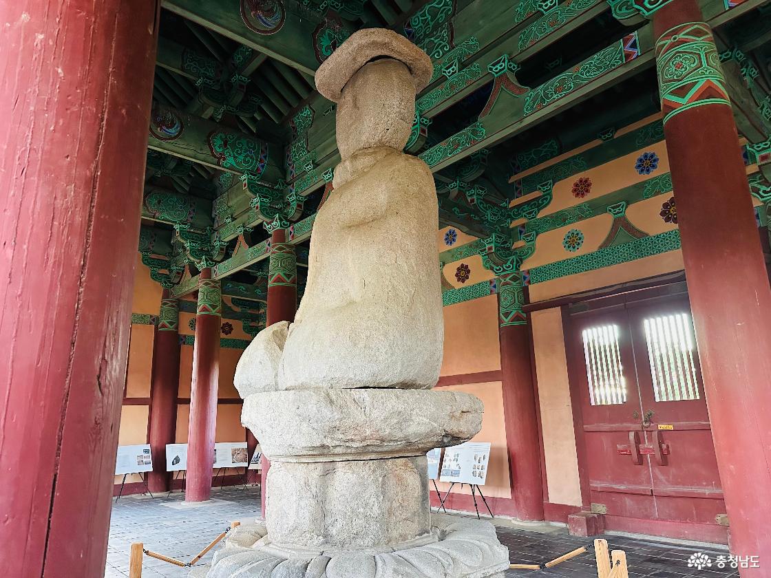 정림사지 석조여래좌상 모습