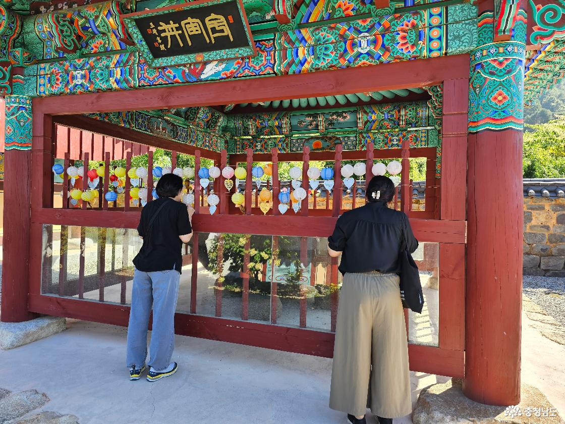 철확 안내를 보고 있는 일행의 모습