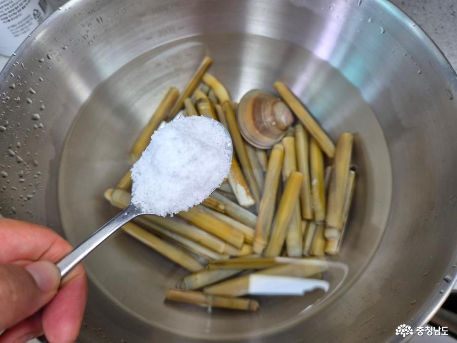 맛조개 해감을 위해 소금 넣기