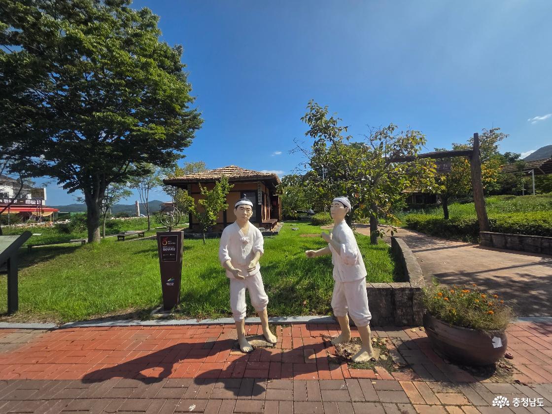 동화 속 &lsquo;의좋은 형제&rsquo;가 실존 인물이었다고?  예산 의좋은형제공원에서 만난 형제의 우애