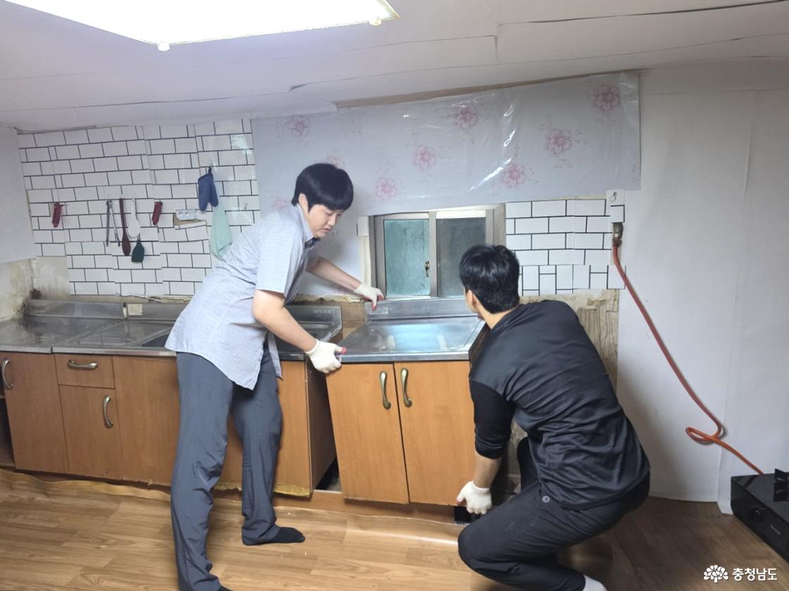 사례관리자의 집에서 싱크대를 교체하는 모습