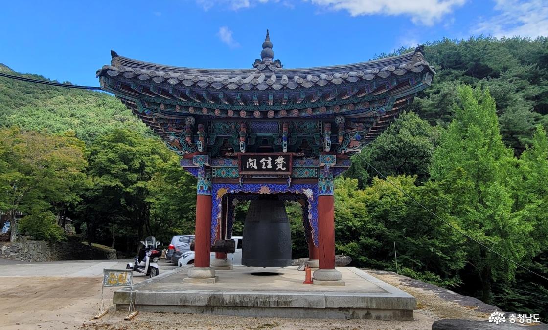 천년고철 충남 예산군 향천사 범종각.