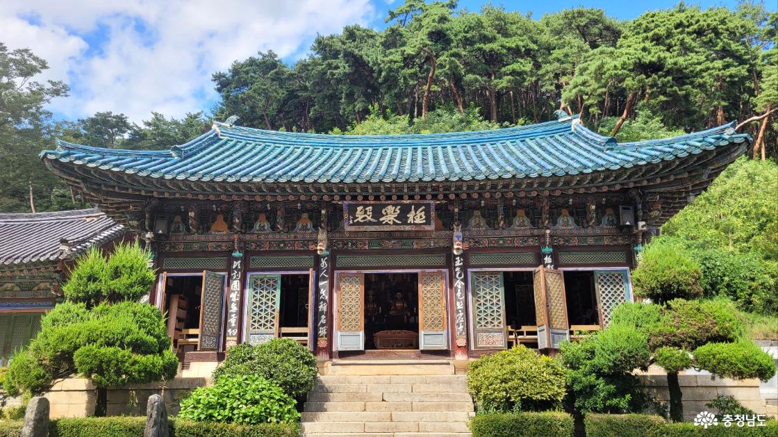 천년고철 충남 예산군 향천사 극락전 전경,