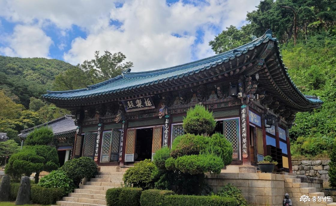 천년고철 충남 예산군 향천사 극락전 으측 전경,