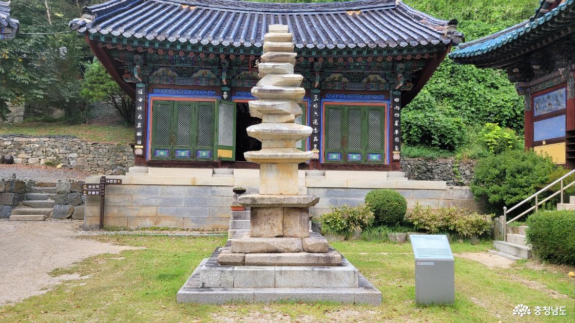천년고철 충남 예산군 향천사 9층 석탑.