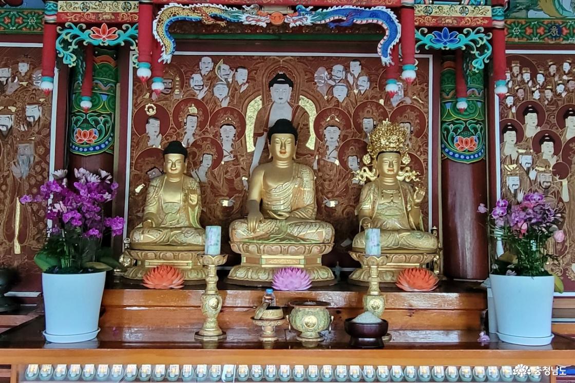 충남 당진시 전통사찰 보덕사 대웅전 삼존불.