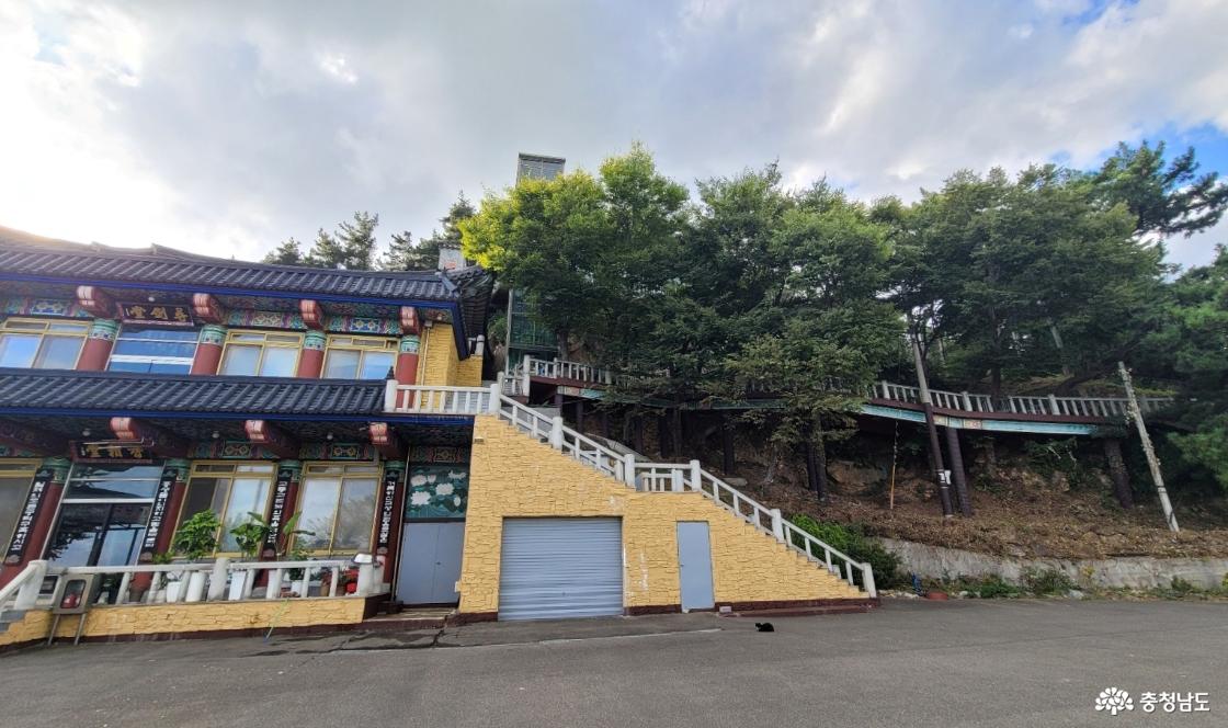 전통사찰 충남 당진 보덕사 전경. 요사에서 대웅전으로 엘리베이터가 설치되어 있다.