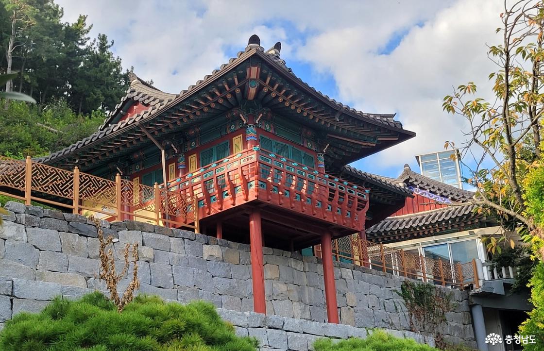 전통사찰 충남 당진 보덕사 요사. 보덕사 전각은 대부분 기암절벽과 석축을 기대고 있다.