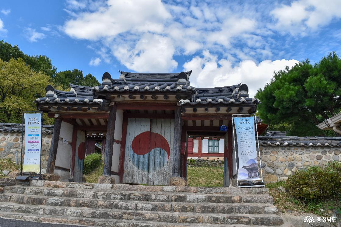 명륜당 입구