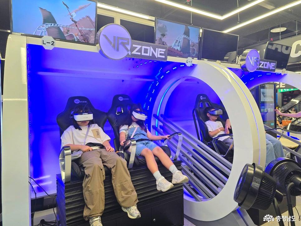 계룡 병영체험관 롤러코스터 VR 좌석에서 체험 중인 어린이들