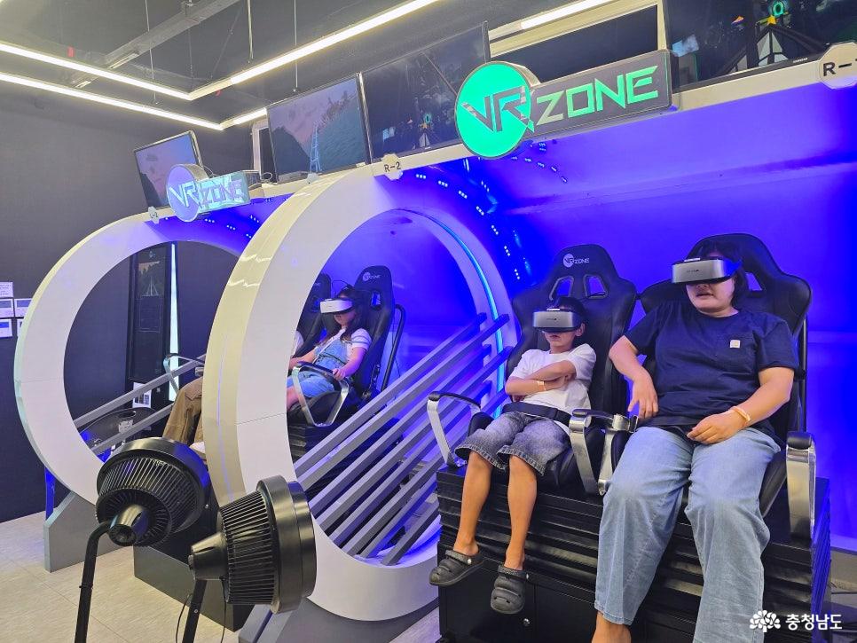 롤러코스터 VR 좌석에서 어린이와 성인이 함께 체험하는 모습