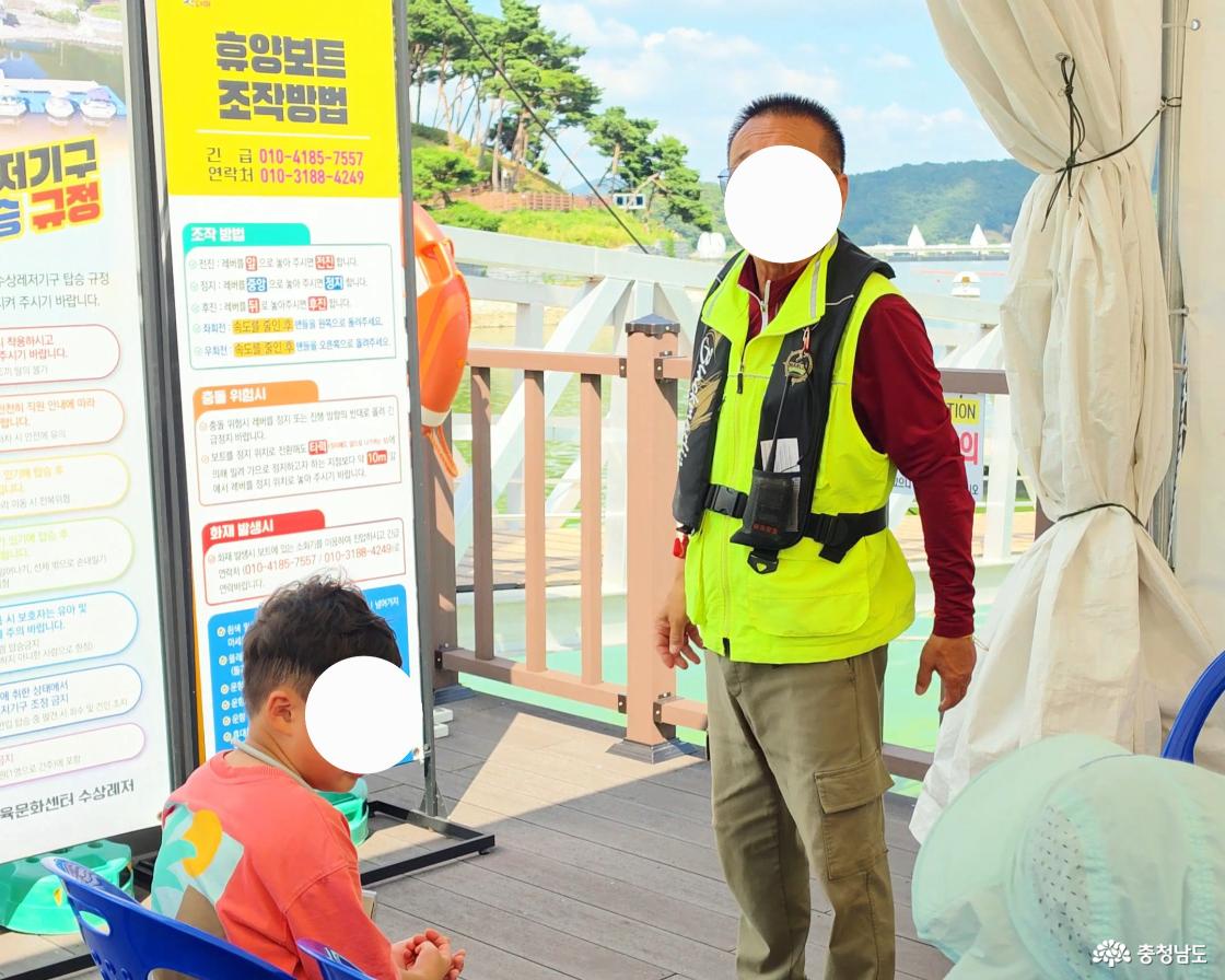 탑승 전 보트 내부 또는 안전 안내 모습