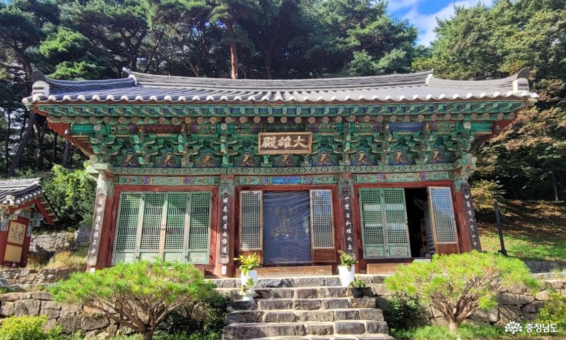 전통사찰 충남 당진 영랑사 대웅전 전면 전경.