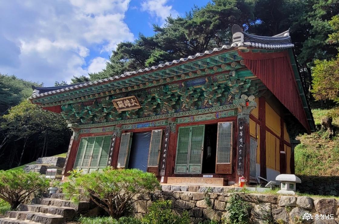 전통사찰 충남 당진 영랑사 대웅전 측면 전경.