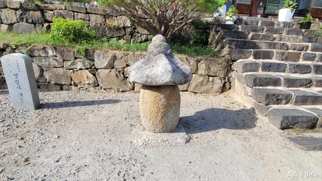전통사찰 충남 당진 영랑사 대웅전 앞마당의 부도.