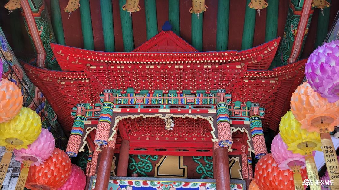 전통사찰 충남 당진 영랑사 대웅전의 화려한 닫집.