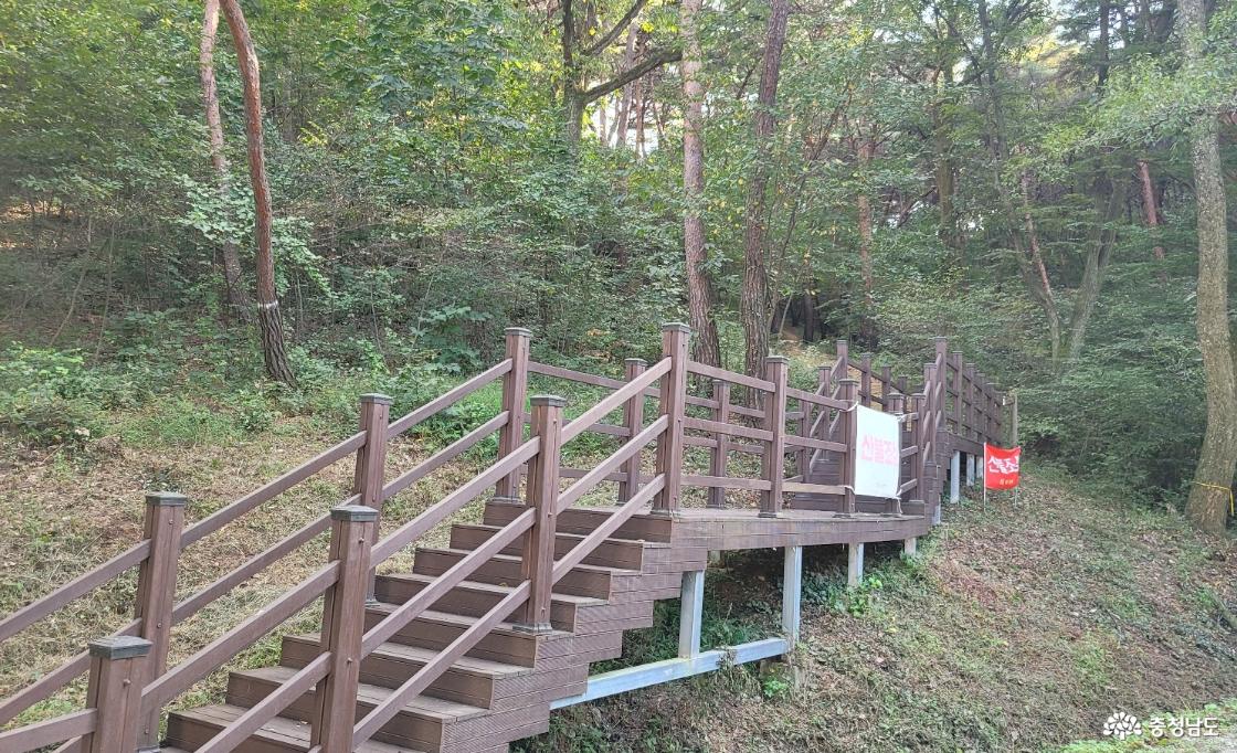 전통사찰 충남 당진 영랑사 주변의 산책로.